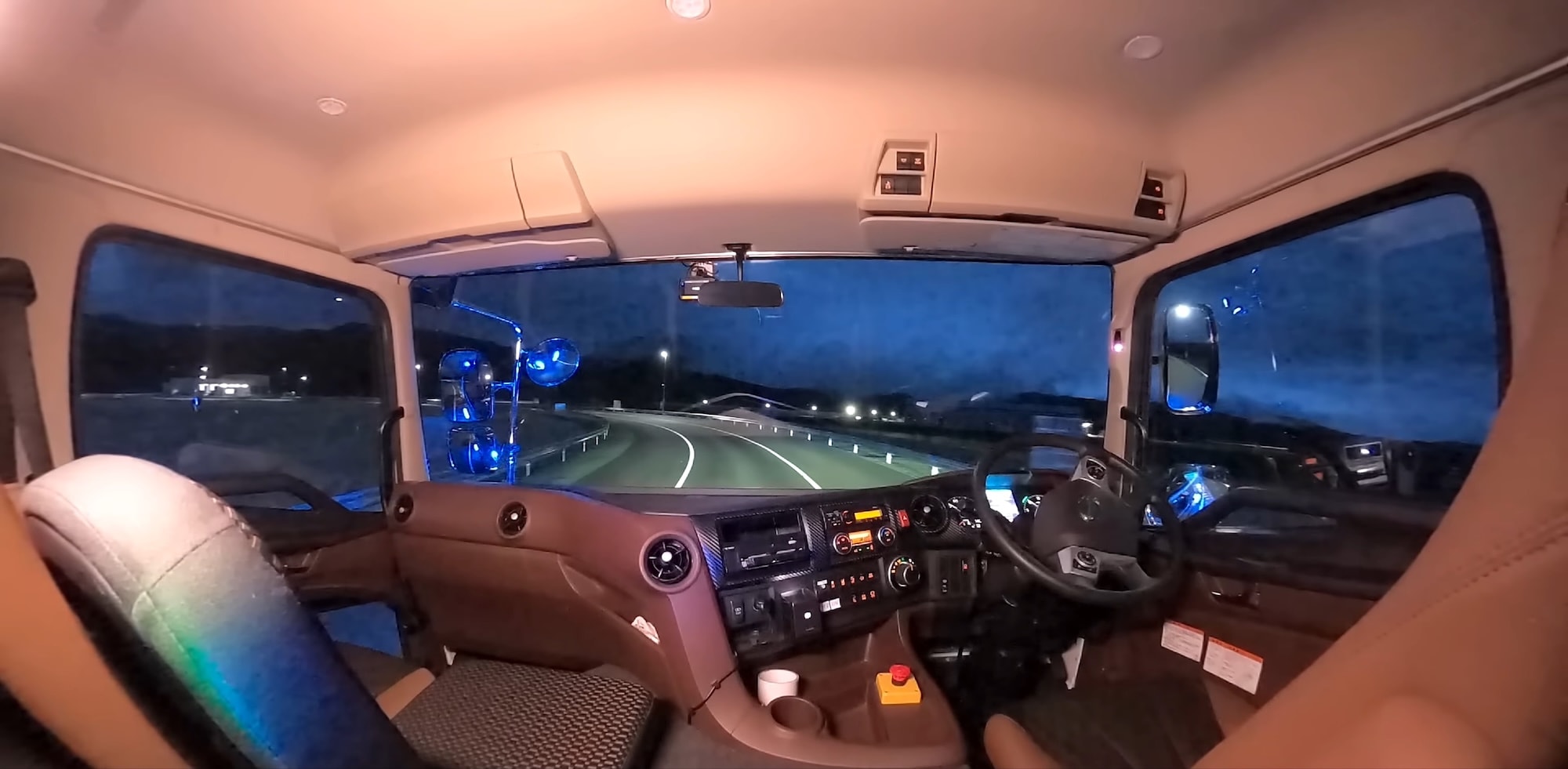 無人で走る自動運転荷重車両